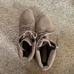 Women’s boots size 8.5